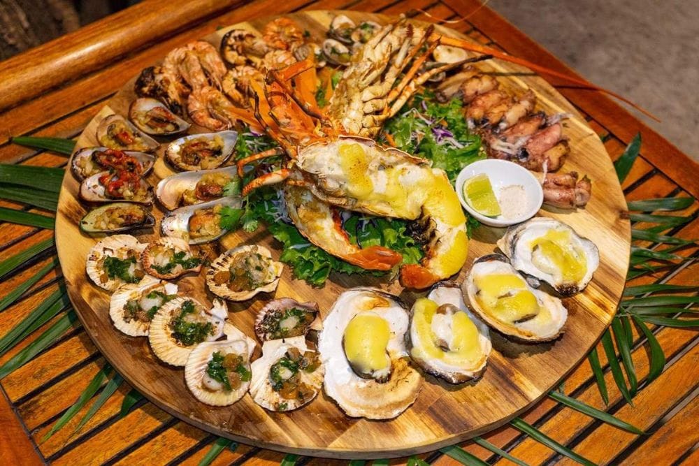 Bạn có thể gọi mẹt hải sản để thưởng thức đa dạng món ăn